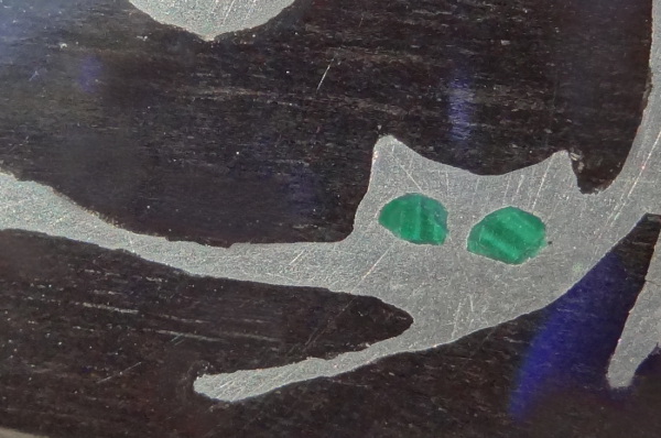 Les yeux sont taillés à la main dans une Malachite véritable...