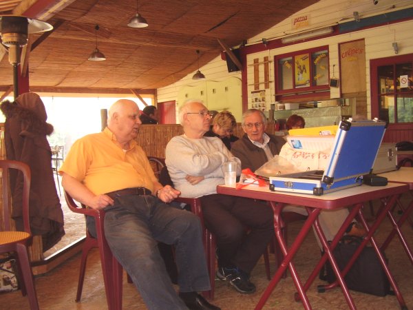 Dan-José-Janis-salle restaurant camping Brulon.jpg