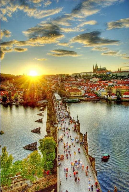 Prag-pont Charles-coucher-soleil.jpg